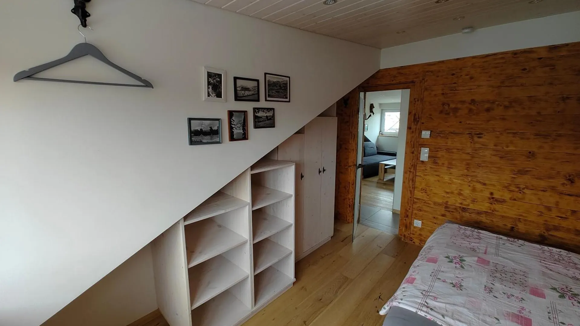 Komplette Dachwohnung Mit Balkon Und Bergblick ゾントホーフェン